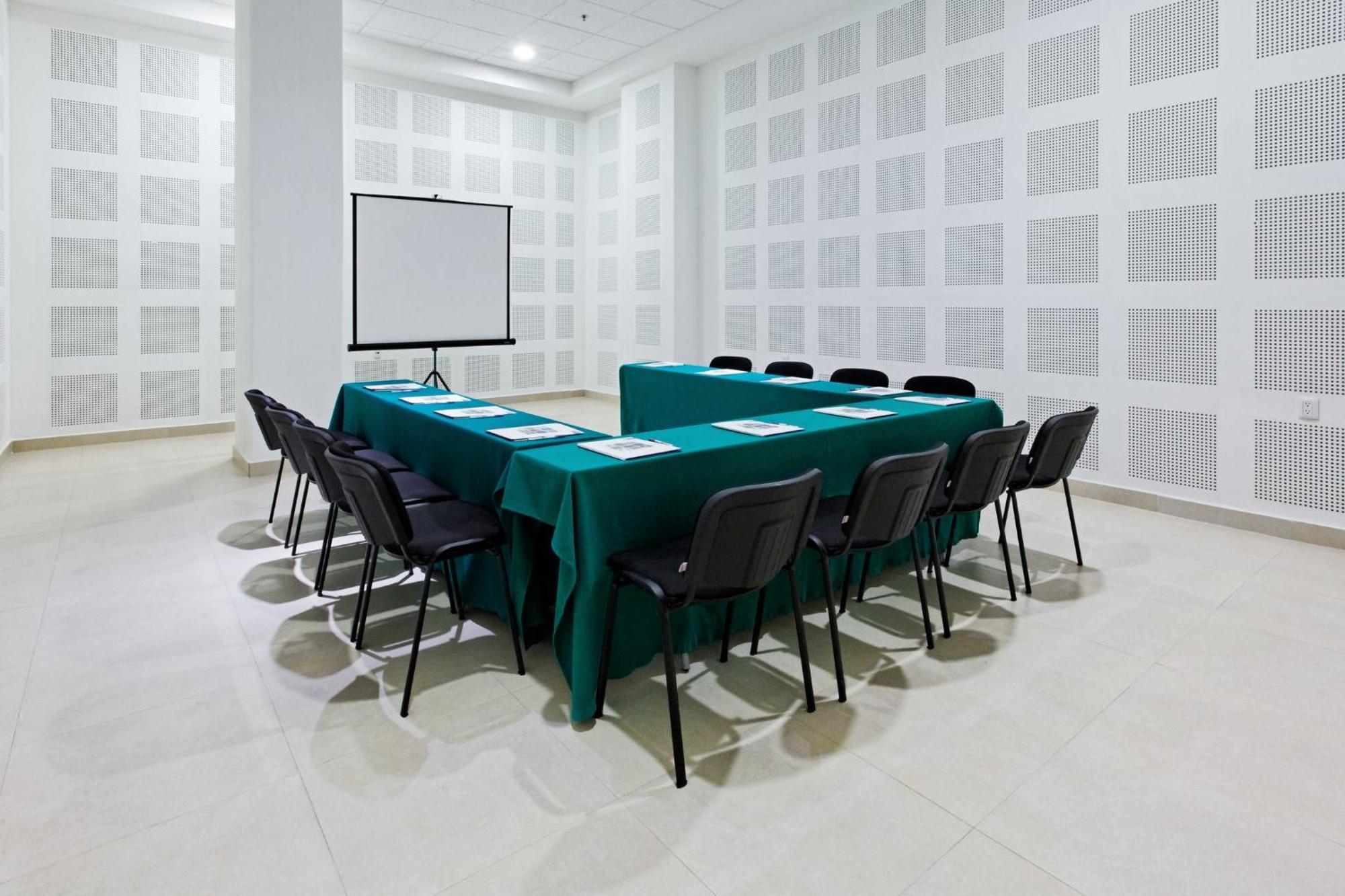 Hotel Express Manzanillo, An Ihg 4*