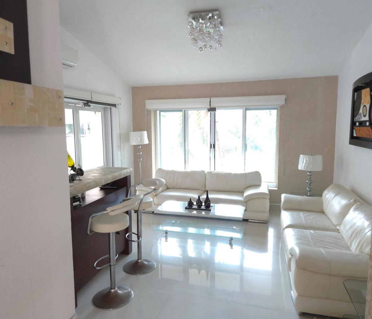 Del Palmar, Villa