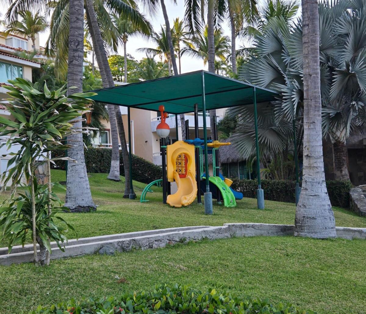 Villa Del Palmar, *